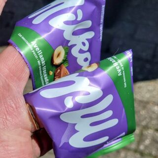 Iemand nog trek in een stukje chocoladeð«£? (auto stond even in het zonnetje, net als de chocoladeð¬)ð¸ Bedankt 'ontaarde' moeder Margré!#autostondindezon #chocolade #gesmoltenchocolade #balen #clubvanontaardemoeders