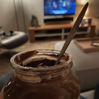 Je hebt het rijk (eindelijk) alleen… Dus driemaal raden wat mijn guilty pleasure is voor vanavond…ðWat is jouw guilty pleasure?#guiltypleasure #rijkalleen #metime #chocolateaddict #clubvanontaardemoeders