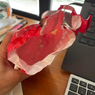 Vind persoonlijk dat ik het nog lang heb volgehouden: mijn Moederdag-cadeau is nu pas op (en het is al woensdagð¤ª). Hoe zit het met jouw Moederdag-lekkernij? Ook al op?#moederdagcadeau #chocolaatjes #gekopmaltezers #neegeenreclame #opperdepop