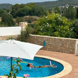 Ben druk…Alle ‘tubes’ aan ‘t testen in ‘zwembad’. Denk dat ze ‘t allemaal doen. Ga nog even verder testen vandaagð.#vakantievieren #zwembaddag #drukdrukdruk #clubvanontaardemoeders #zwaarwerk